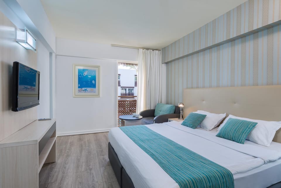 Communal lounge/ TV room, Bed, TV and multimedia, Photo of the whole room, Evening entertainment, Bedroom, air conditioner