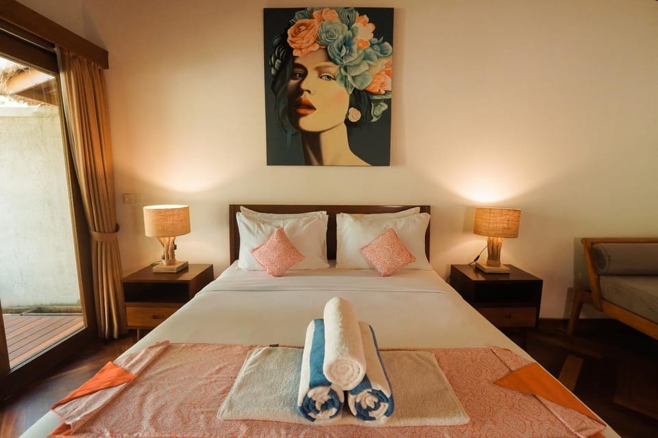 Photo of the whole room, Decorative detail, Bedroom, towels