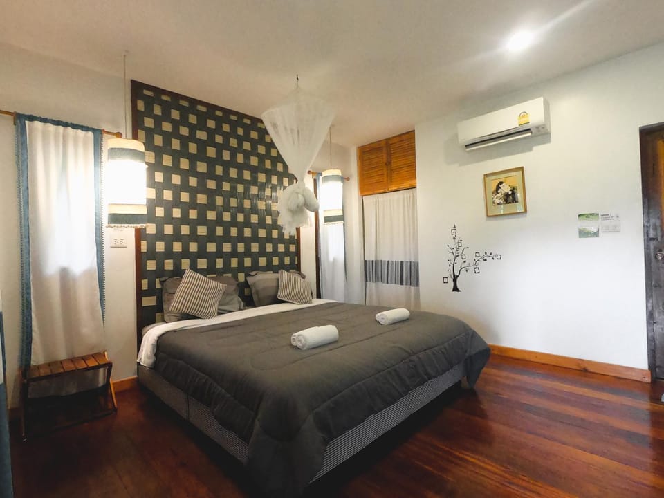 Bed, Photo of the whole room, Bedroom, towels, air conditioner