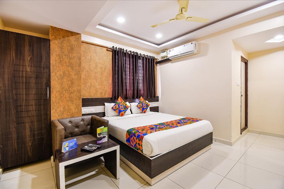 Bed, Coffee/tea facilities, View (from property/room), Seating area