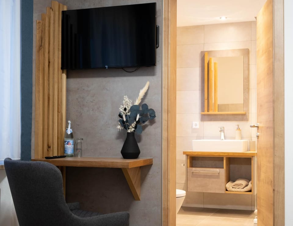 Bathroom, TV and multimedia, Seating area