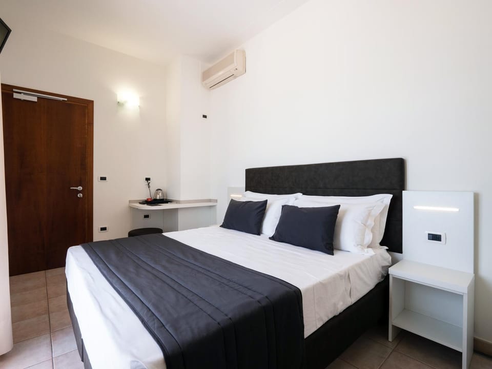 Bed, Photo of the whole room, Sea view