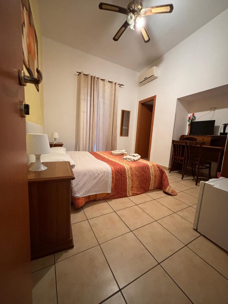 Bed, Photo of the whole room, Bedroom, fireplace