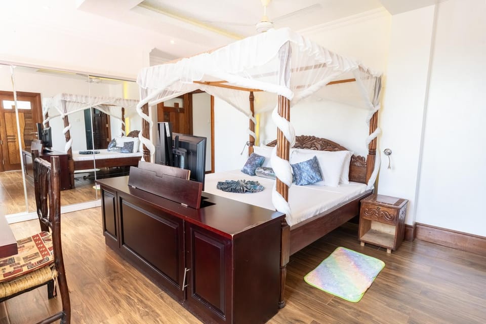 Bed, TV and multimedia, Bedroom