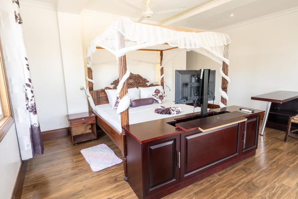 Bed, TV and multimedia, Bedroom