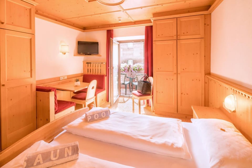 Bed, TV and multimedia, Photo of the whole room, Seating area, Bedroom, hair dresser