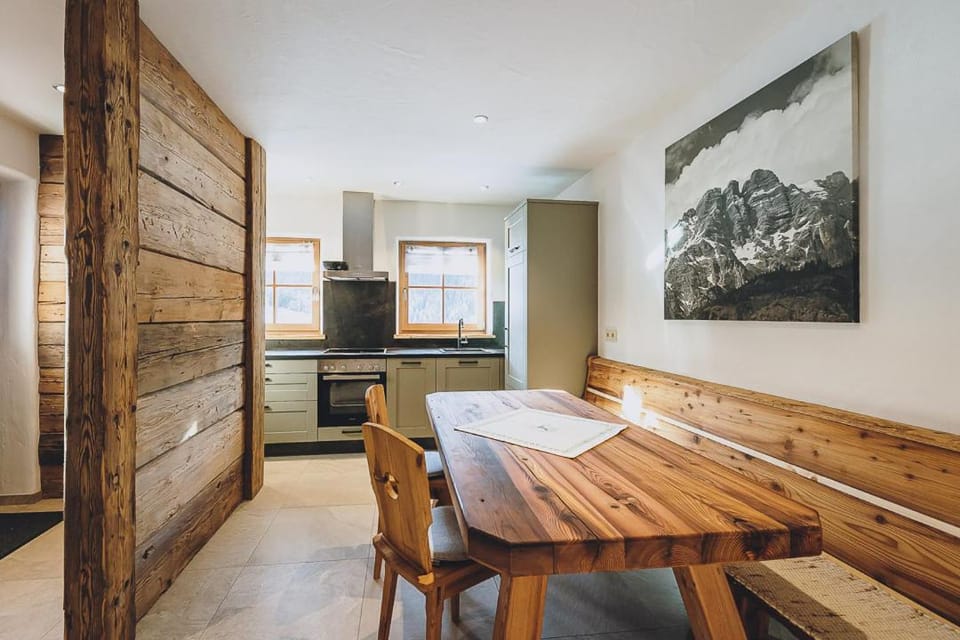 Kitchen or kitchenette, Seating area