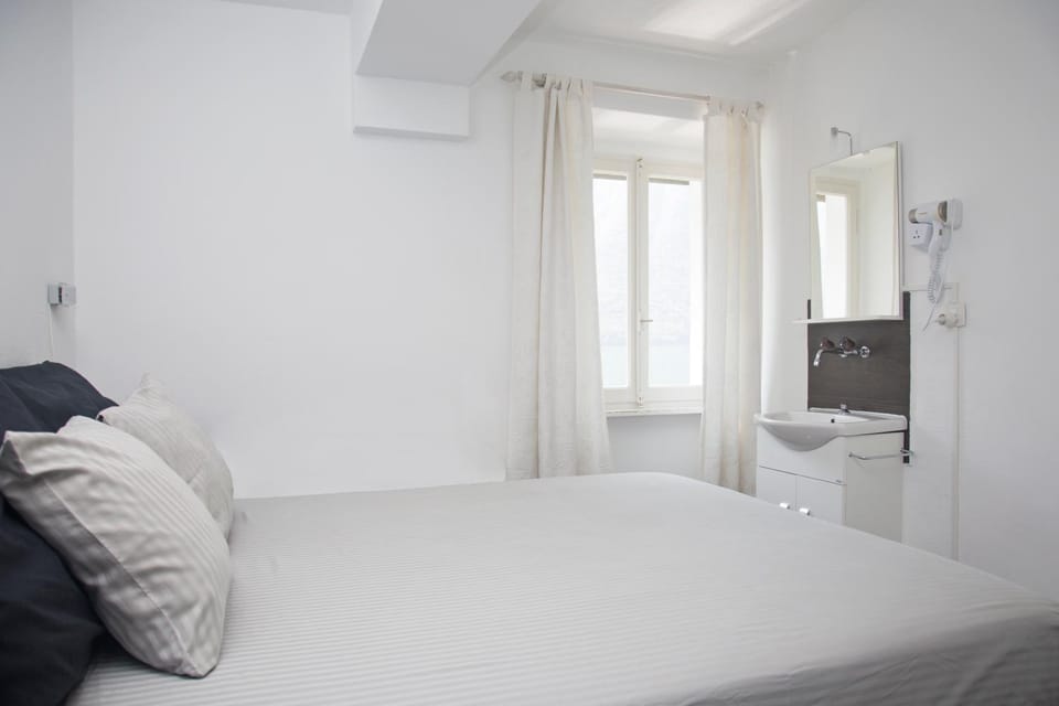 Bed, View (from property/room), Photo of the whole room, Bedroom, Lake view, Landmark view, Mountain view