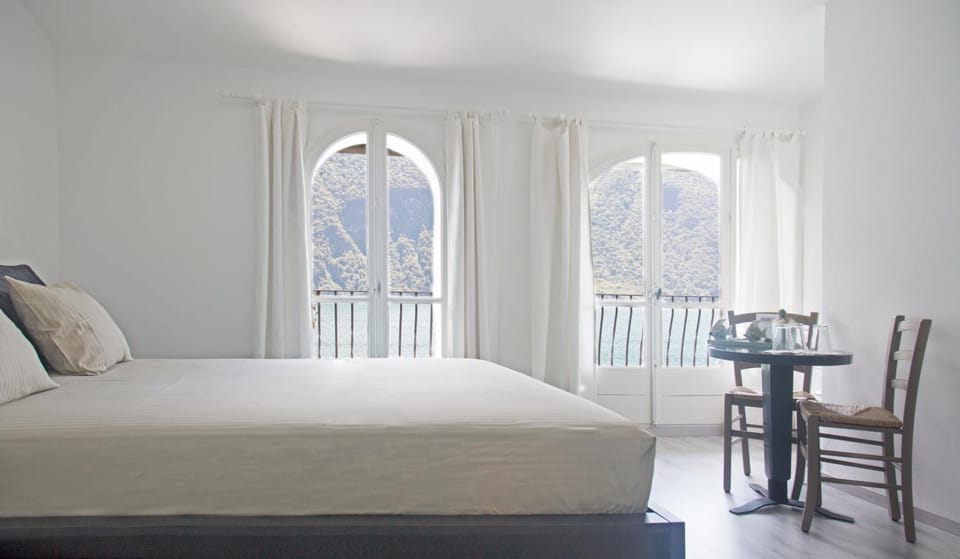 Bed, View (from property/room), Balcony/Terrace, Photo of the whole room, Bedroom, Lake view, Landmark view, Mountain view