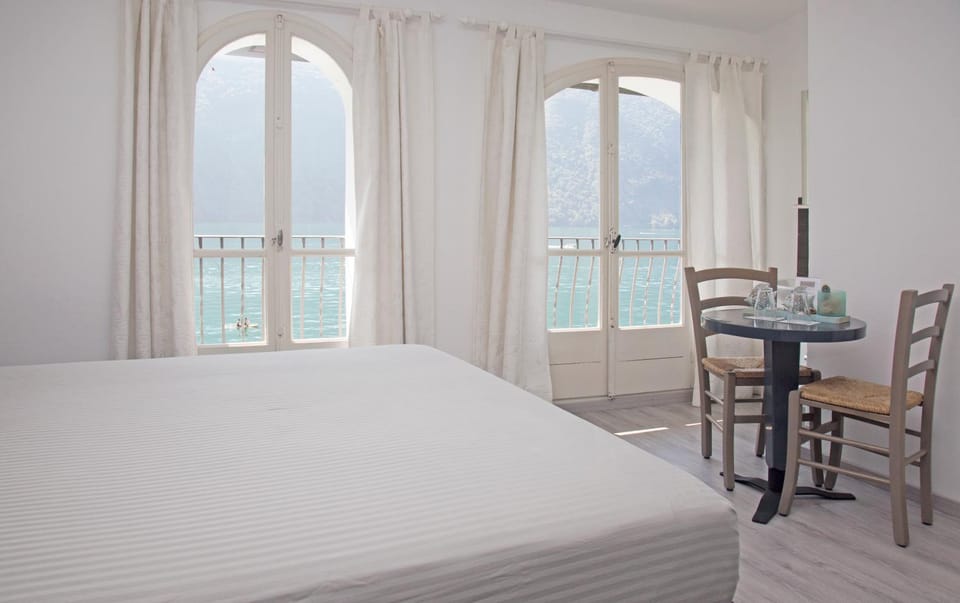 Bed, View (from property/room), Balcony/Terrace, Photo of the whole room, Bedroom, Lake view, Landmark view, Mountain view