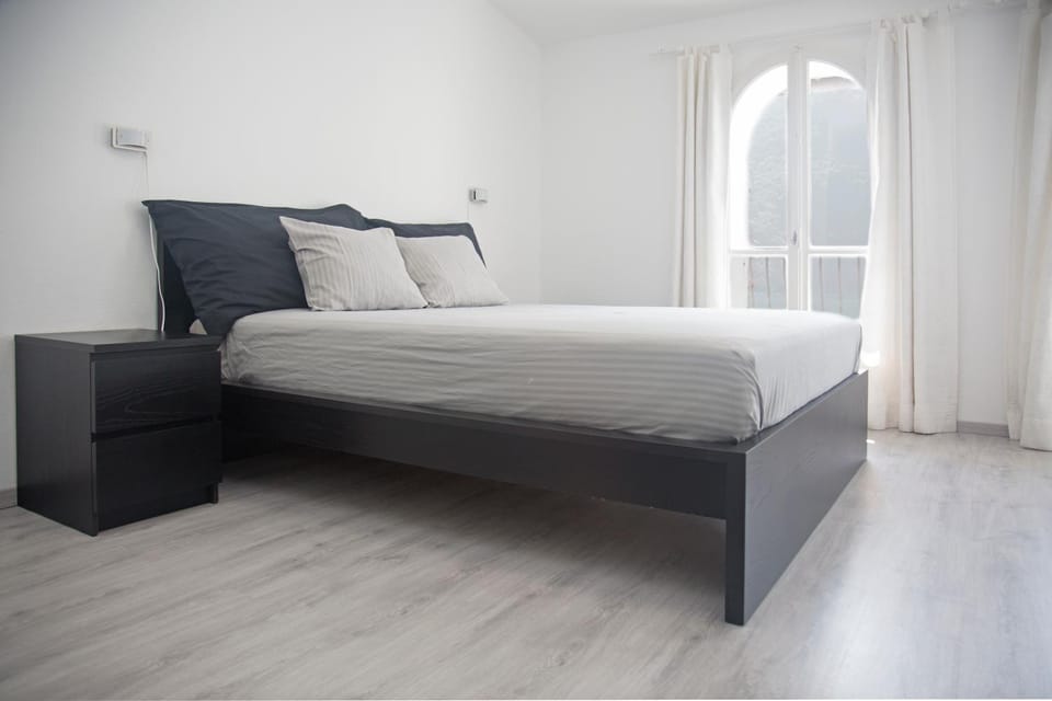 Bed, Photo of the whole room, Bedroom