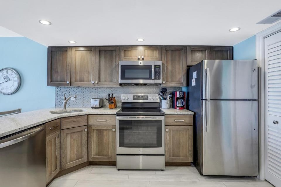Ideally situated beachfront condo with pool and views House in Marco Island