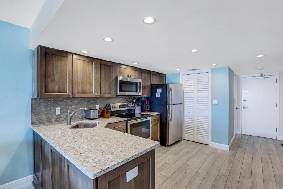 Ideally situated beachfront condo with pool and views House in Marco Island