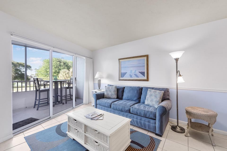 Relaxing inland condo with pool and steps to beach House in Marco Island