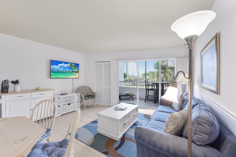 Relaxing inland condo with pool and steps to beach House in Marco Island