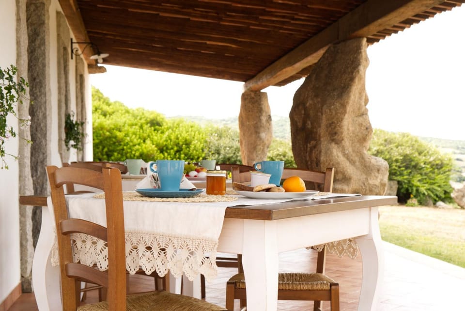 Patio, Garden, Food and drinks, Breakfast