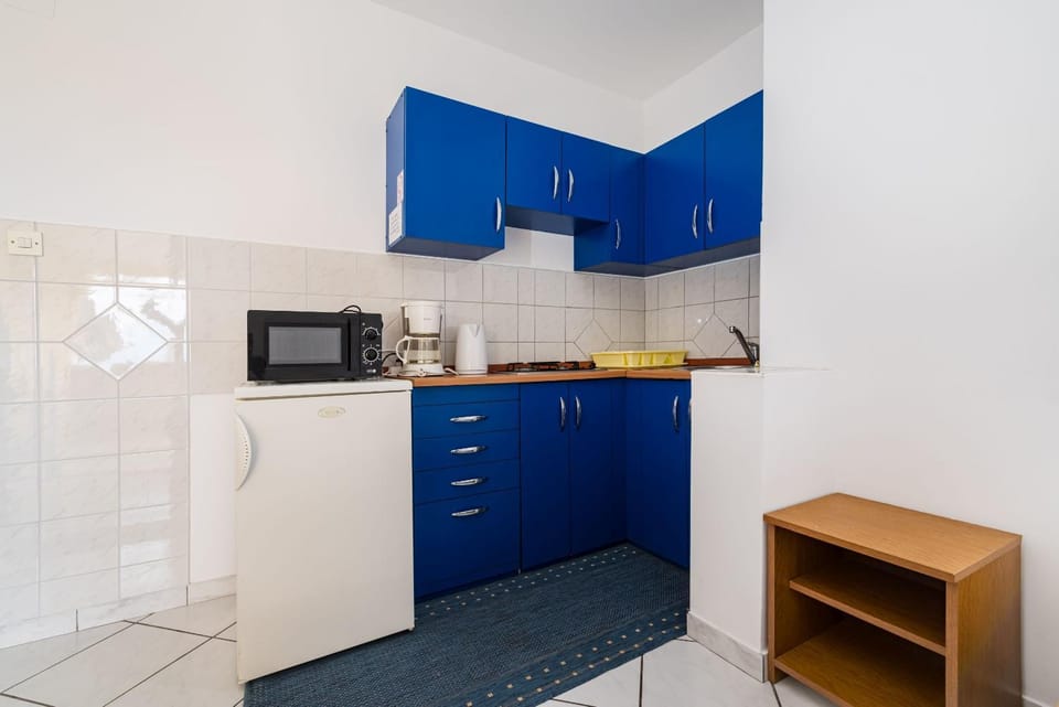 Kitchen or kitchenette, minibar, stove