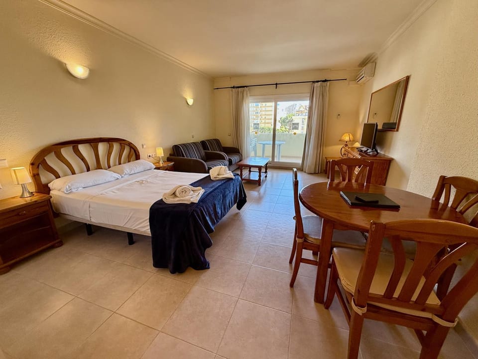 Bed, TV and multimedia, View (from property/room), Living room, Photo of the whole room, Seating area, Dining area, Bedroom