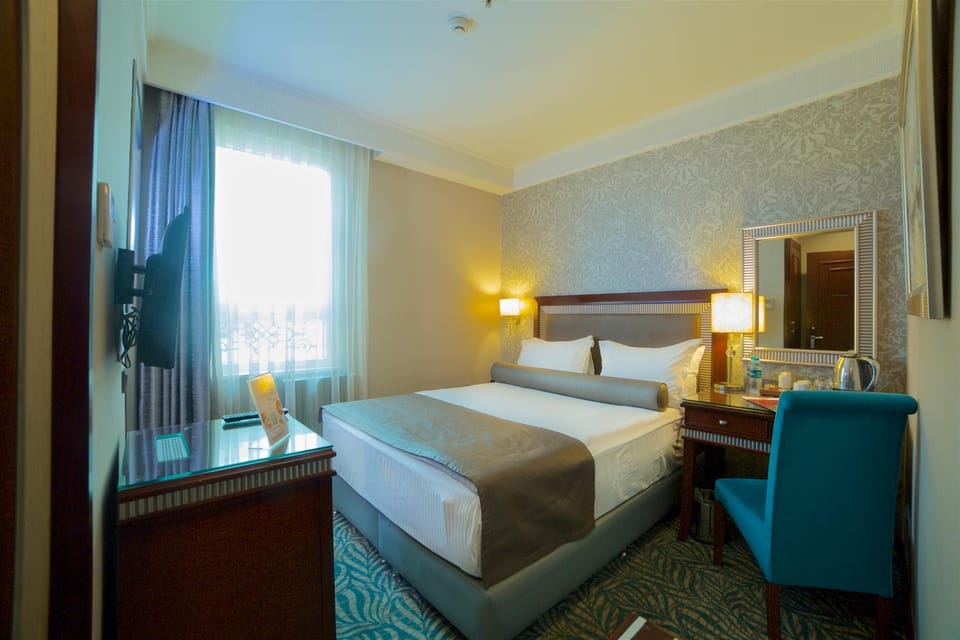 Bed, TV and multimedia, Photo of the whole room, hair dresser