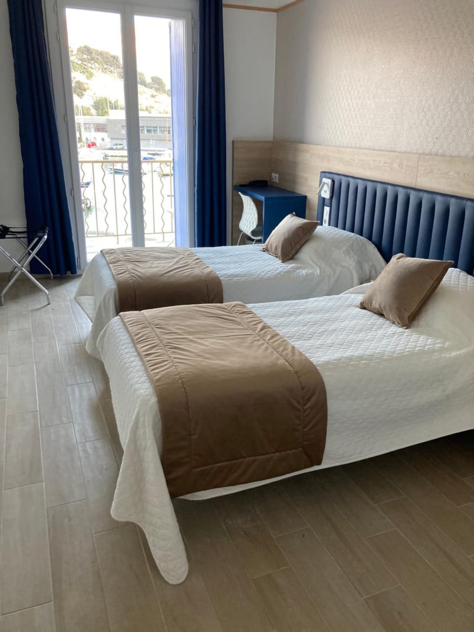 Photo of the whole room, Sea view