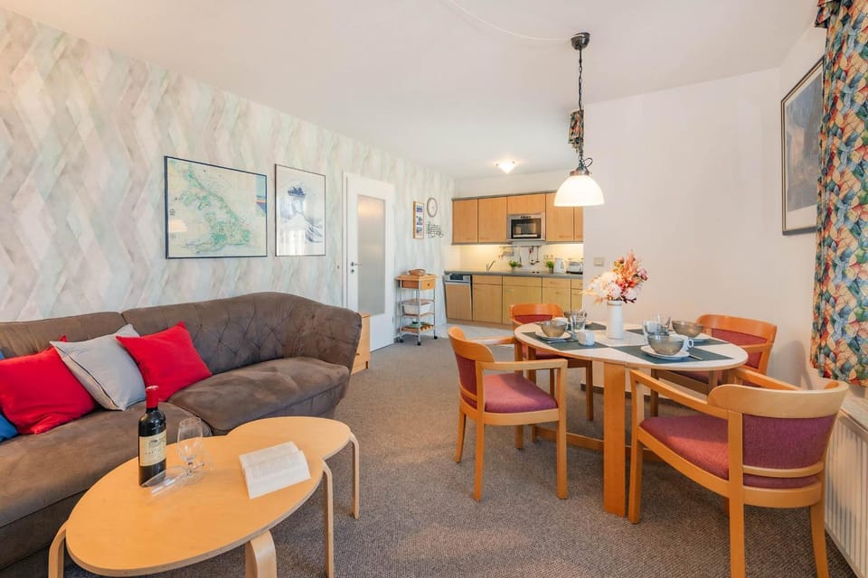 Kitchen or kitchenette, Living room, Seating area, Dining area