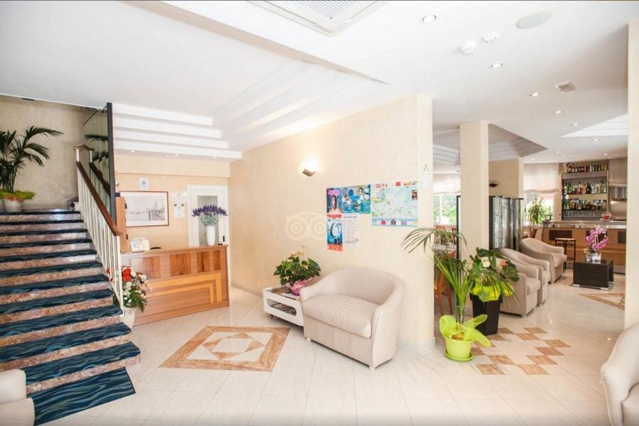 Communal lounge/ TV room, Lobby or reception