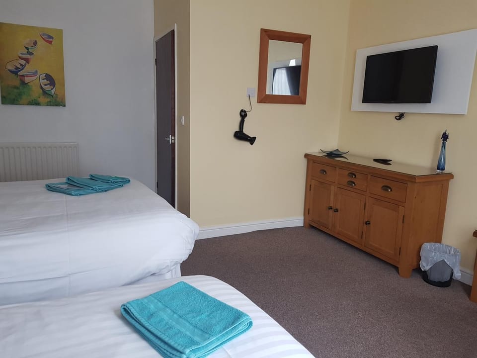 Bed, TV and multimedia, Bedroom