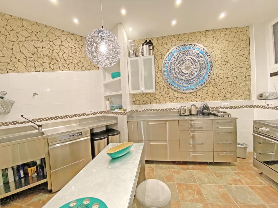 Kitchen or kitchenette, dishwasher, oven, stove