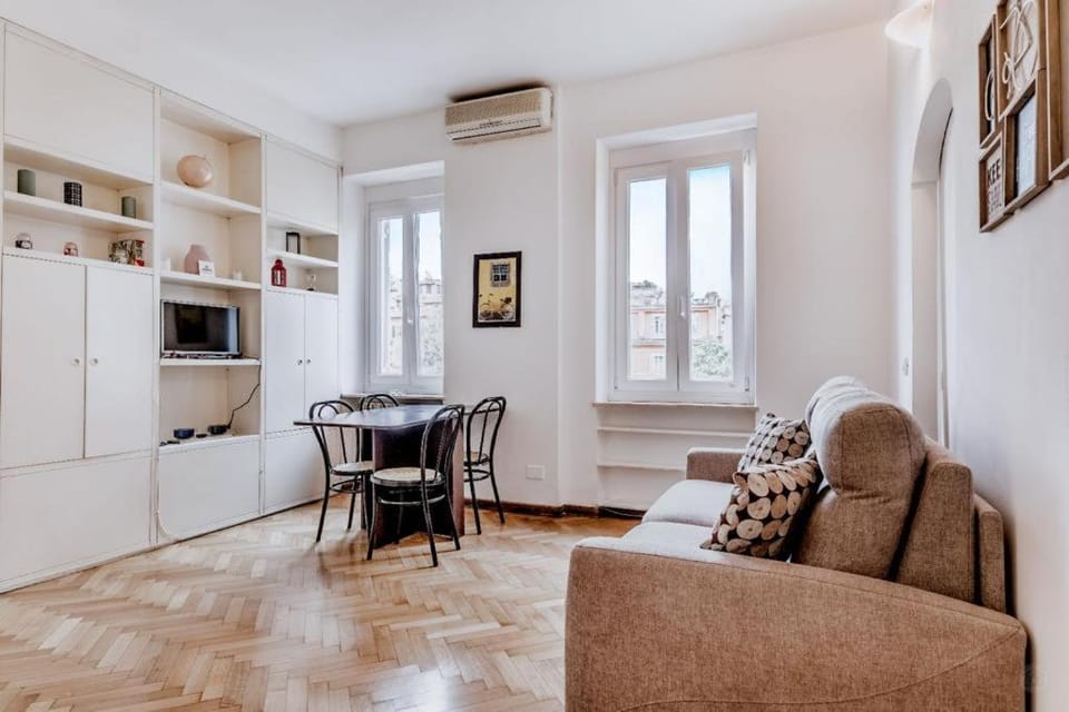 TV and multimedia, Living room, Seating area, Dining area, air conditioner