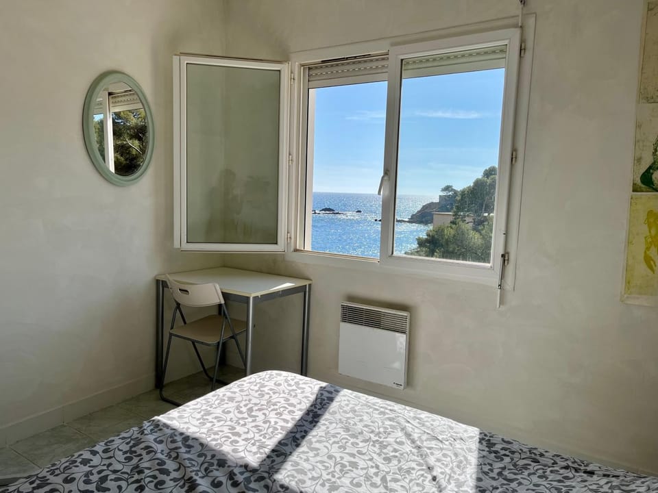 Cabanon Sur L eau House in Provence-Alpes-Côte d'Azur
