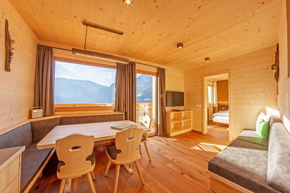 TV and multimedia, Living room, Seating area, Dining area, Mountain view