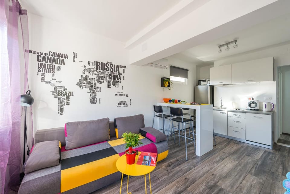 TV and multimedia, Kitchen or kitchenette, Living room, Seating area, Dining area