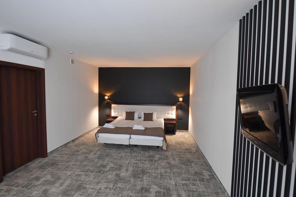 Bed, TV and multimedia, Photo of the whole room, Bedroom