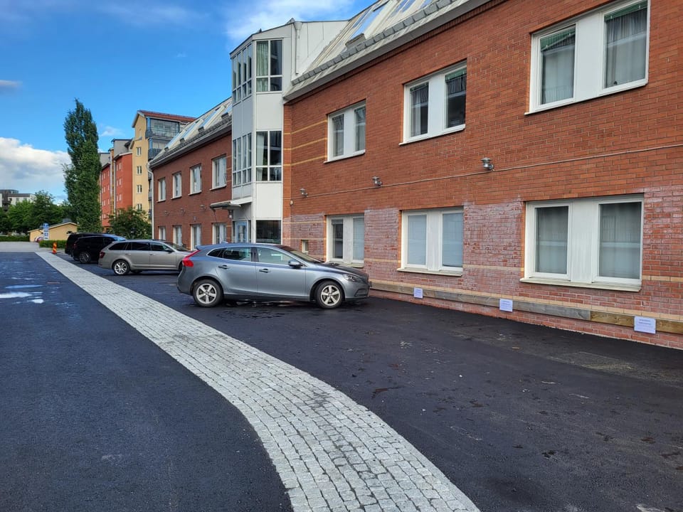 Property building, Day, Neighbourhood, Street view, Location, Parking