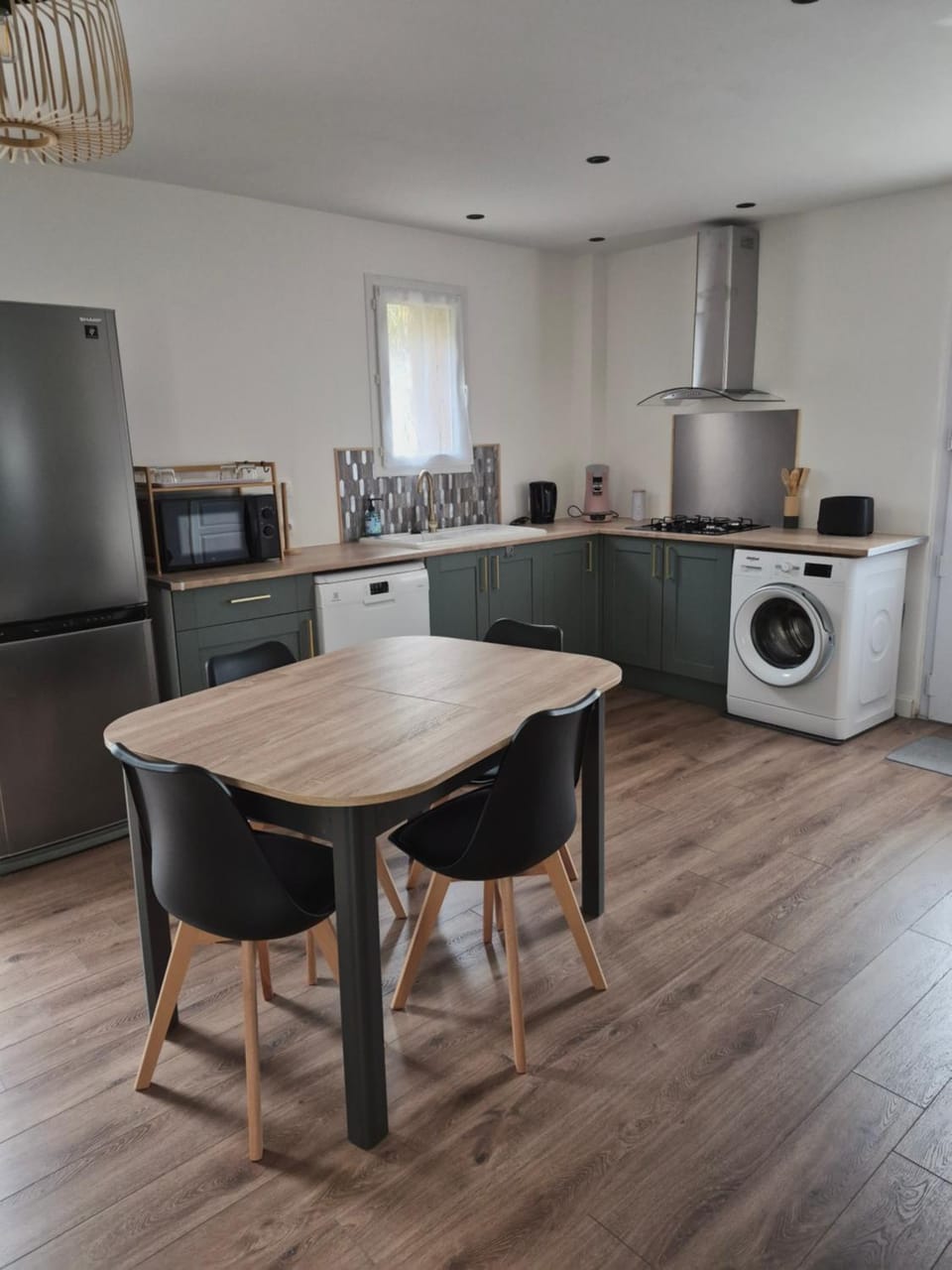 Kitchen or kitchenette, dishwasher, toaster, washing machine