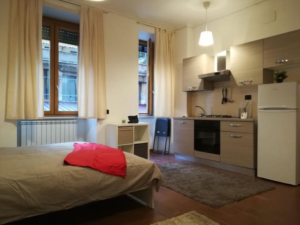Bed, Kitchen or kitchenette, oven