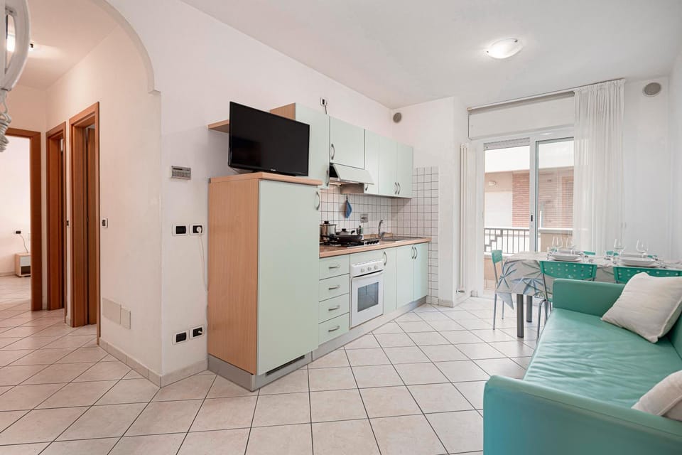 TV and multimedia, Kitchen or kitchenette, Living room, Seating area, Dining area, oven, stove
