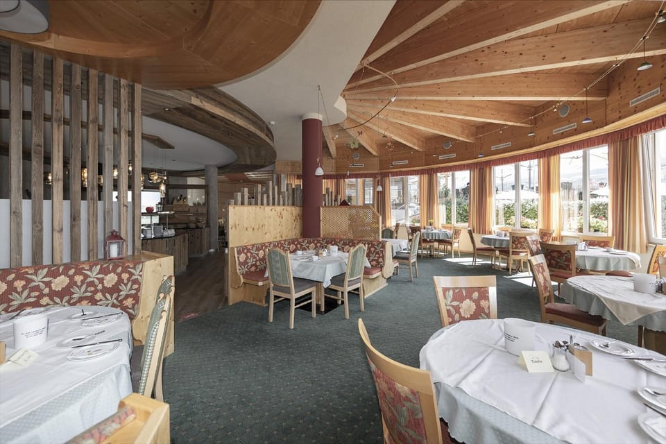 Restaurant/places to eat, Food and drinks, Seating area, Food, Breakfast