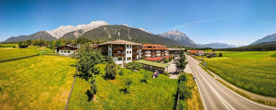 Property building, Neighbourhood, Natural landscape, Garden, Mountain view, Quiet street view