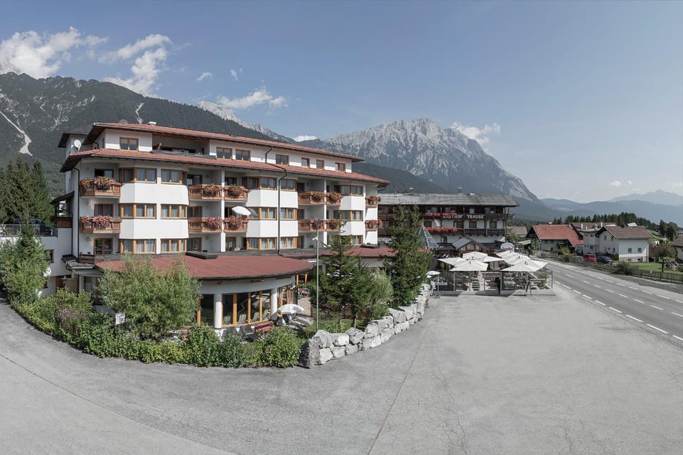Property building, Neighbourhood, Natural landscape, Mountain view, Parking