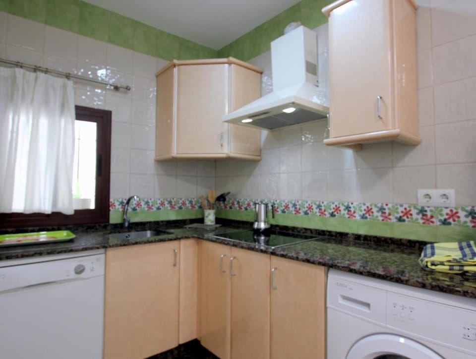Kitchen or kitchenette, dishwasher, minibar, stove, washing machine