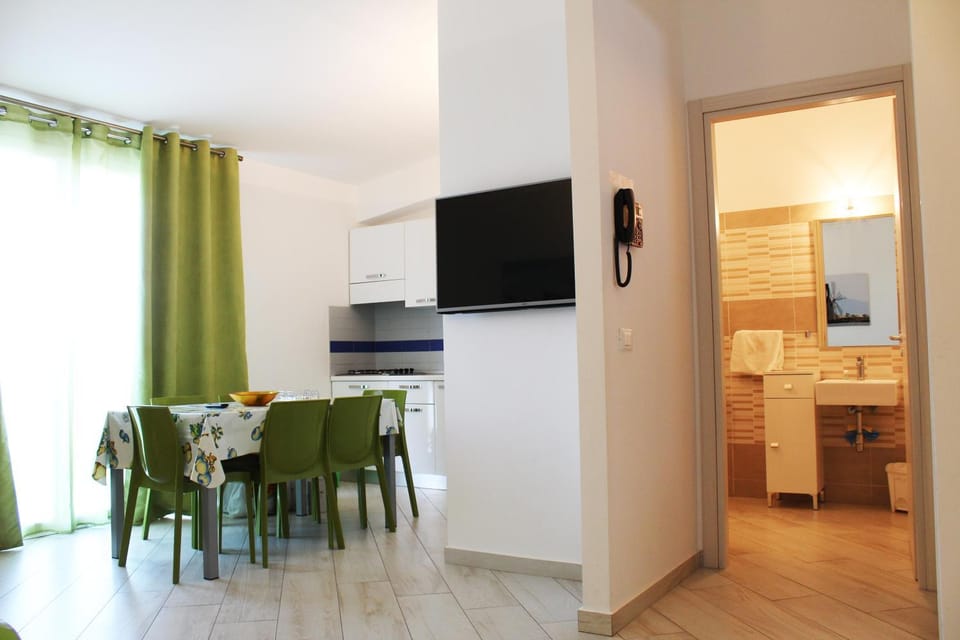 Bathroom, Kitchen or kitchenette, Living room, Dining area