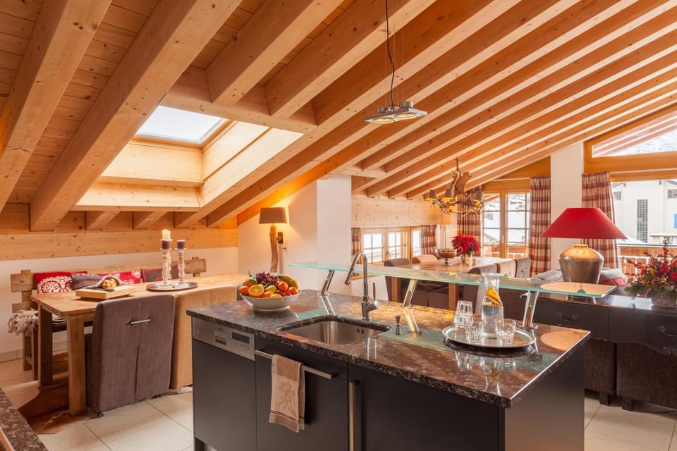 Coffee/tea facilities, Kitchen or kitchenette, Dining area