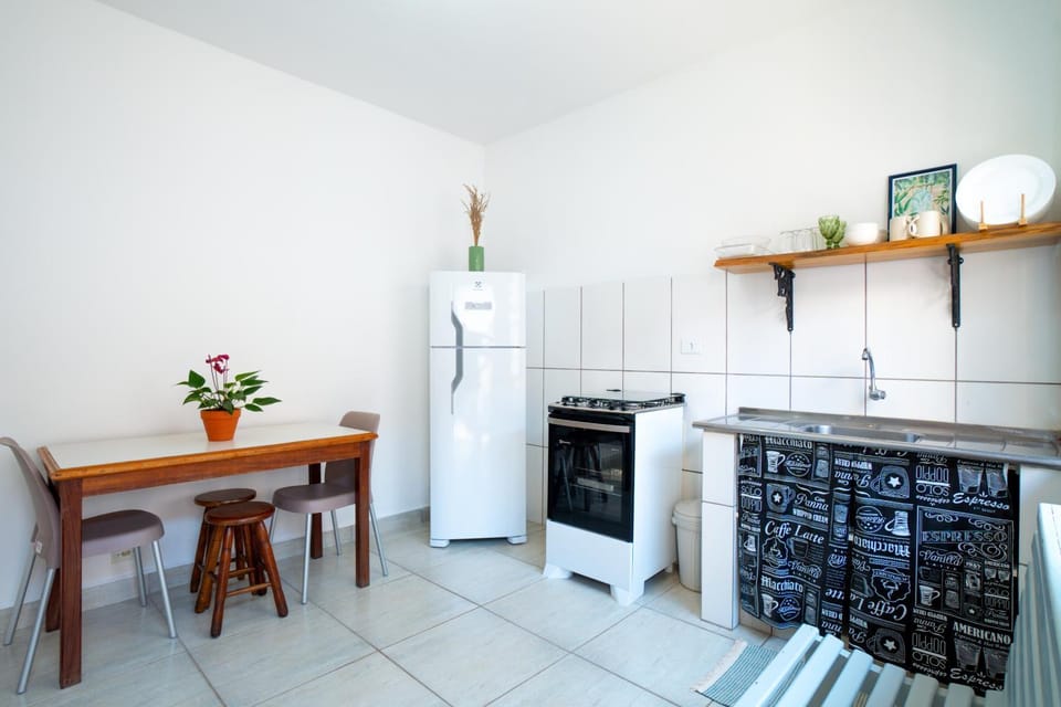 Kitchen or kitchenette, Dining area, minibar, oven, stove
