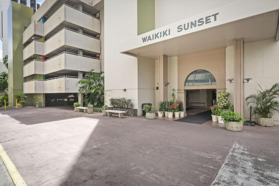 Property building, Facade/entrance, Day, Logo/Certificate/Sign, Street view