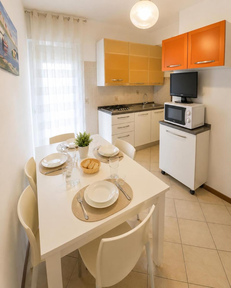 Kitchen or kitchenette, Dining area, microwave
