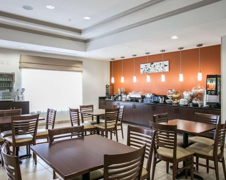 Restaurant/places to eat, Dining area, On site, Breakfast