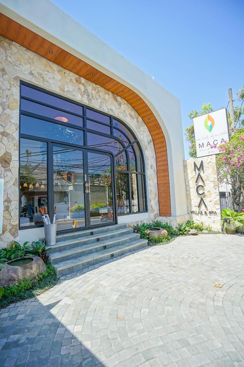 Facade/entrance