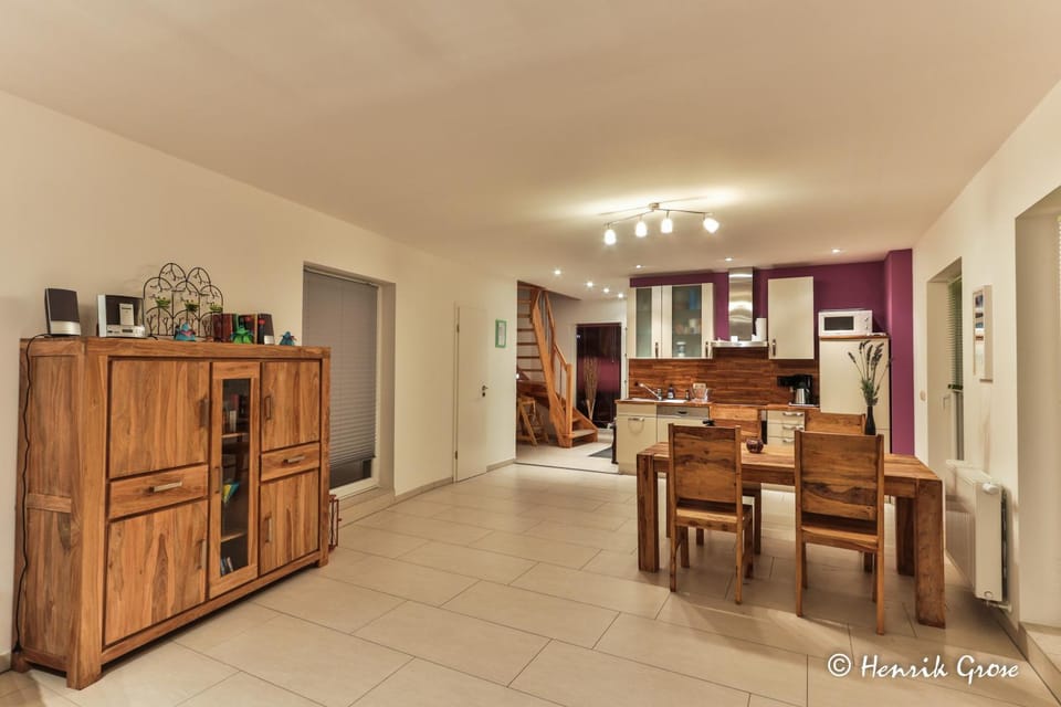 Kitchen or kitchenette, Living room, Seating area, Dining area
