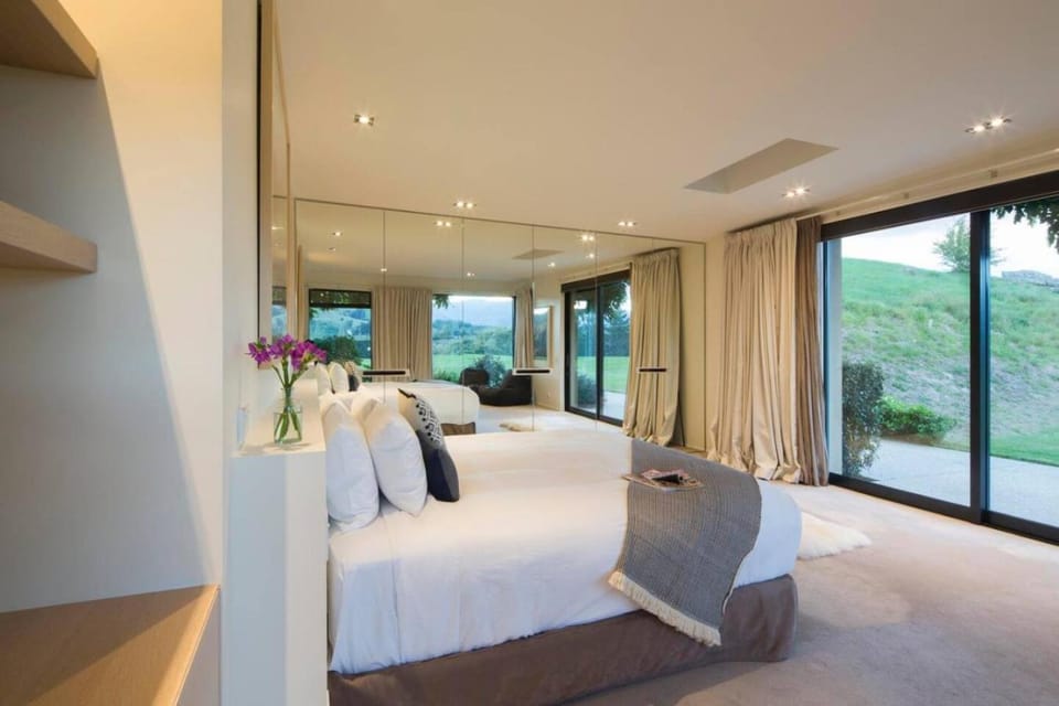 Alpine Retreat by MajorDomo Villa in Queenstown